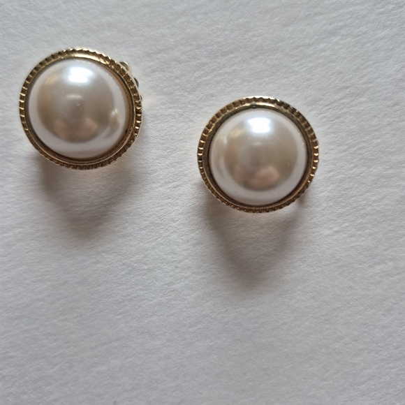 Faux Pearl Round Clip On Earrings. Vintage. - Picture 2 of 8